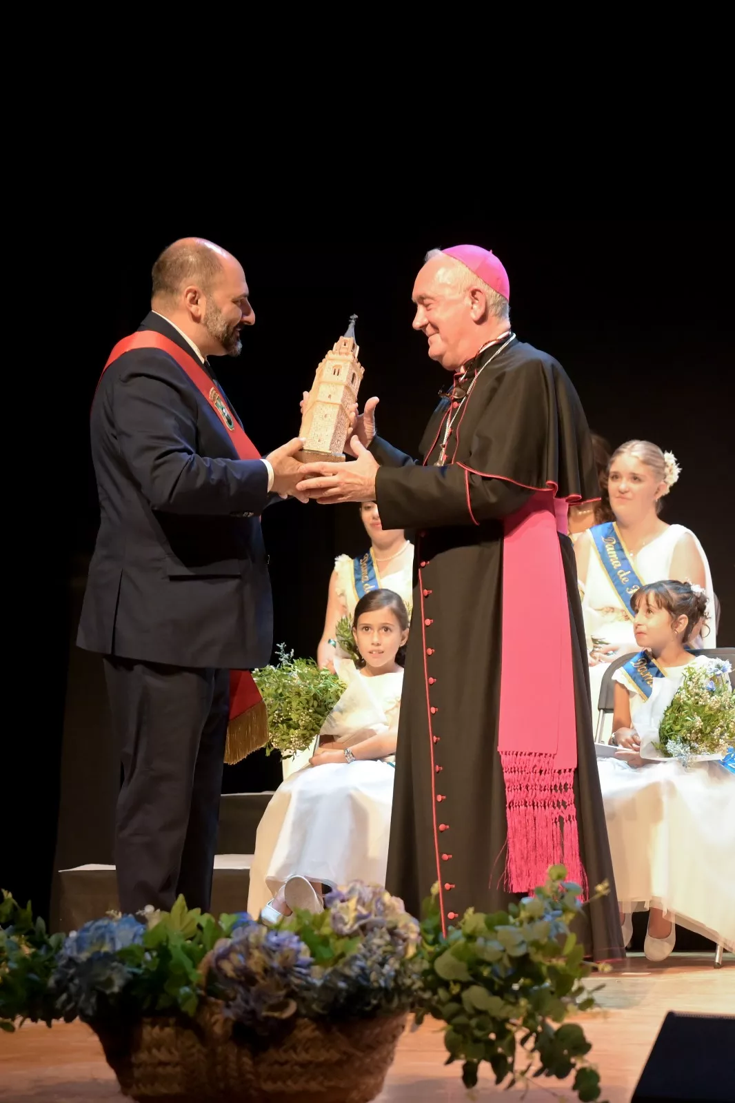 Presentación de Damas y el pregón de monseñor Ángel Pérez en Barbastro. Fotos Eva Zamora y David Gatta
