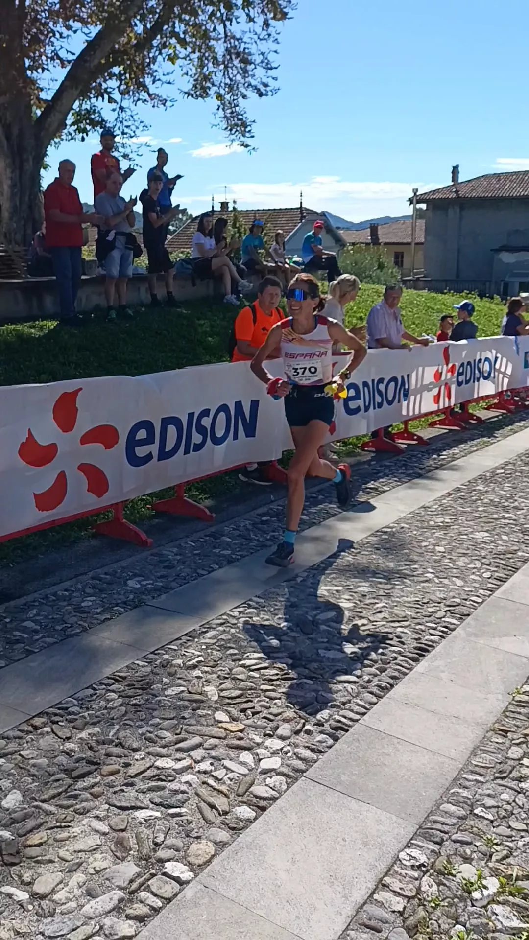 Elisa Martín dibuja una sonrisa poco antes de llegar a la meta.