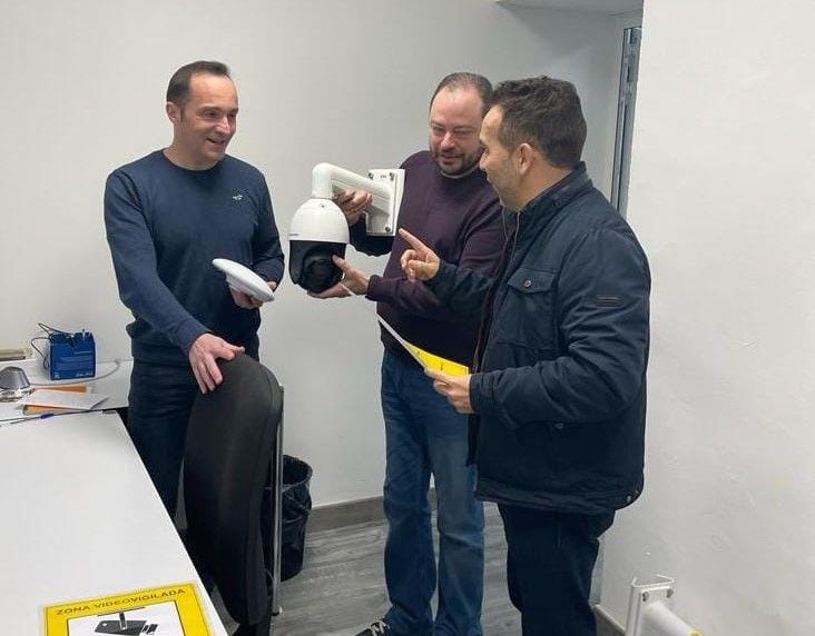 Jesús Guerrero, a la derecha, observa una de las nuevas cámaras