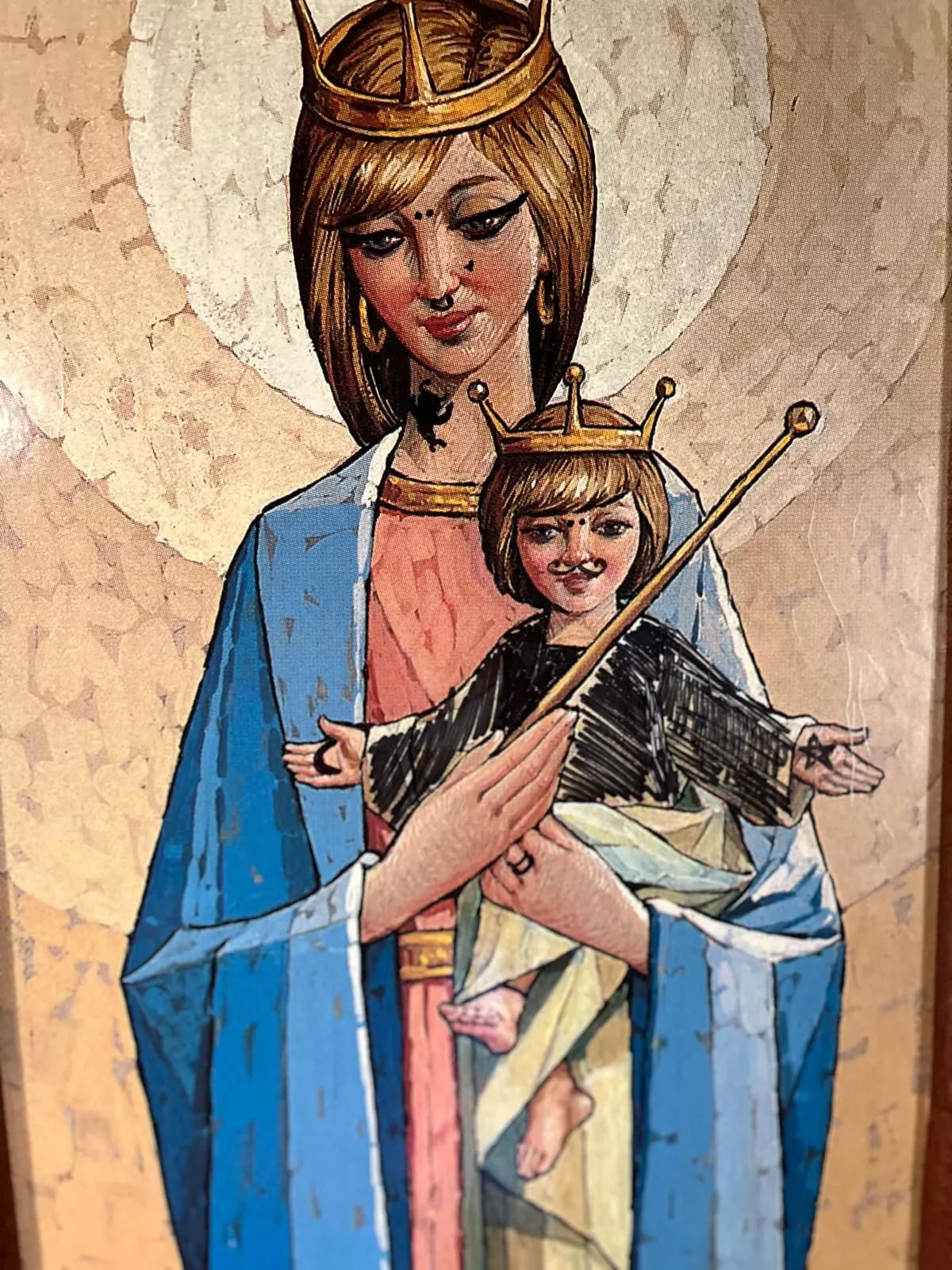 Virgen y Niño pintarrajeados en la Ermita de la Malena.