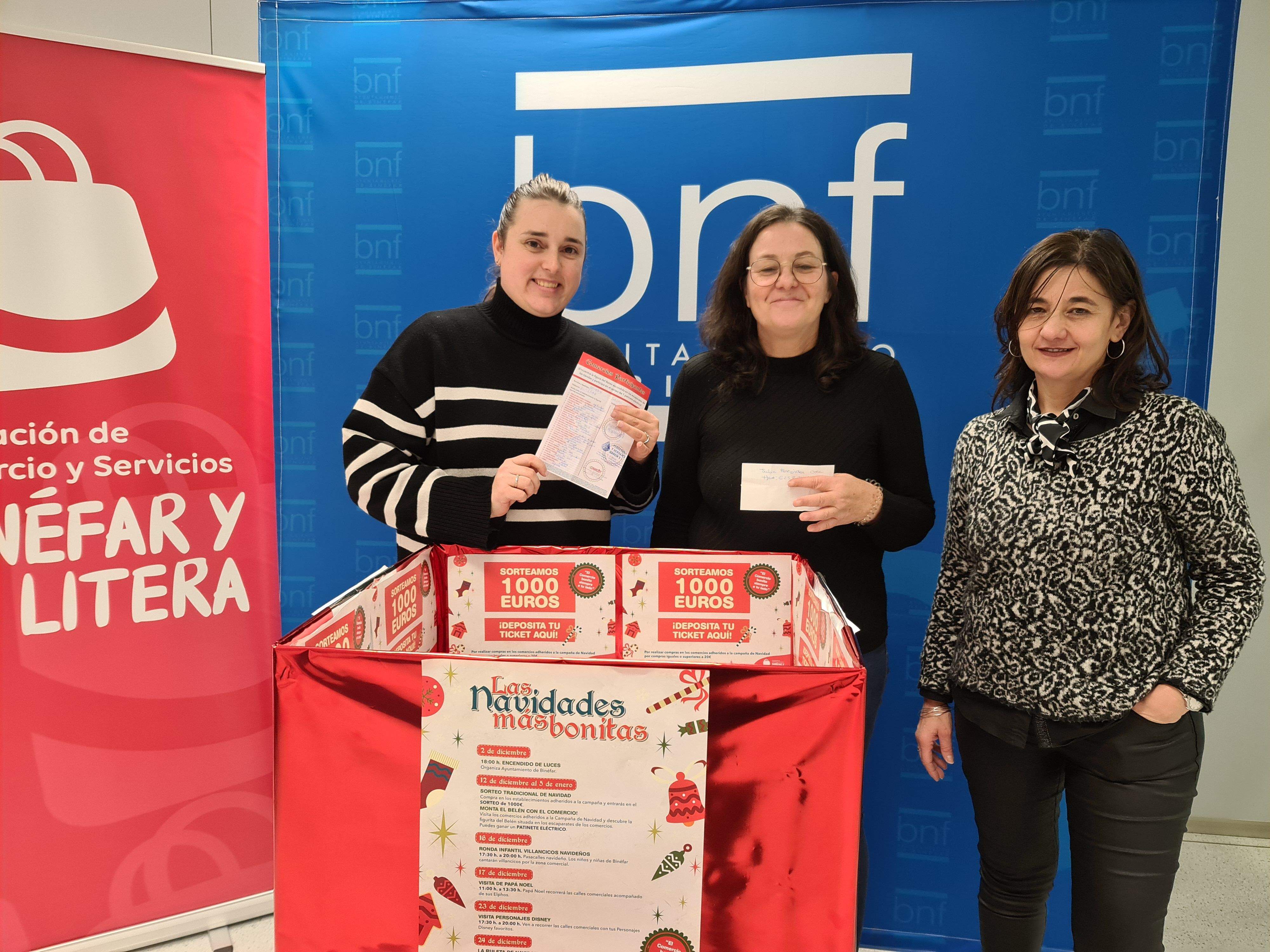 Afortunada en el sorteo con las responsables del Ayuntamiento y la Asociación de Comercio de Binéfar.