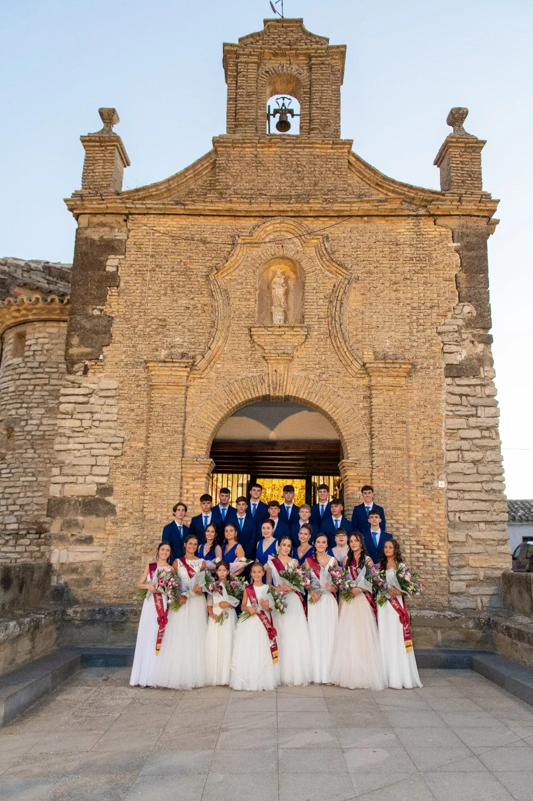 Presentación de mairalesa, quintas y quintos 2025 de Almudévar. Foto Marcos Serrate (Guara Fotografía)