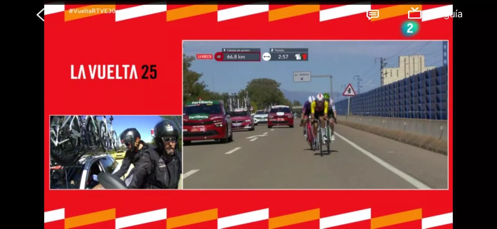 Vecinos de El Temple viendo en la carretera la etapa de la Vuelta Ciclista a España