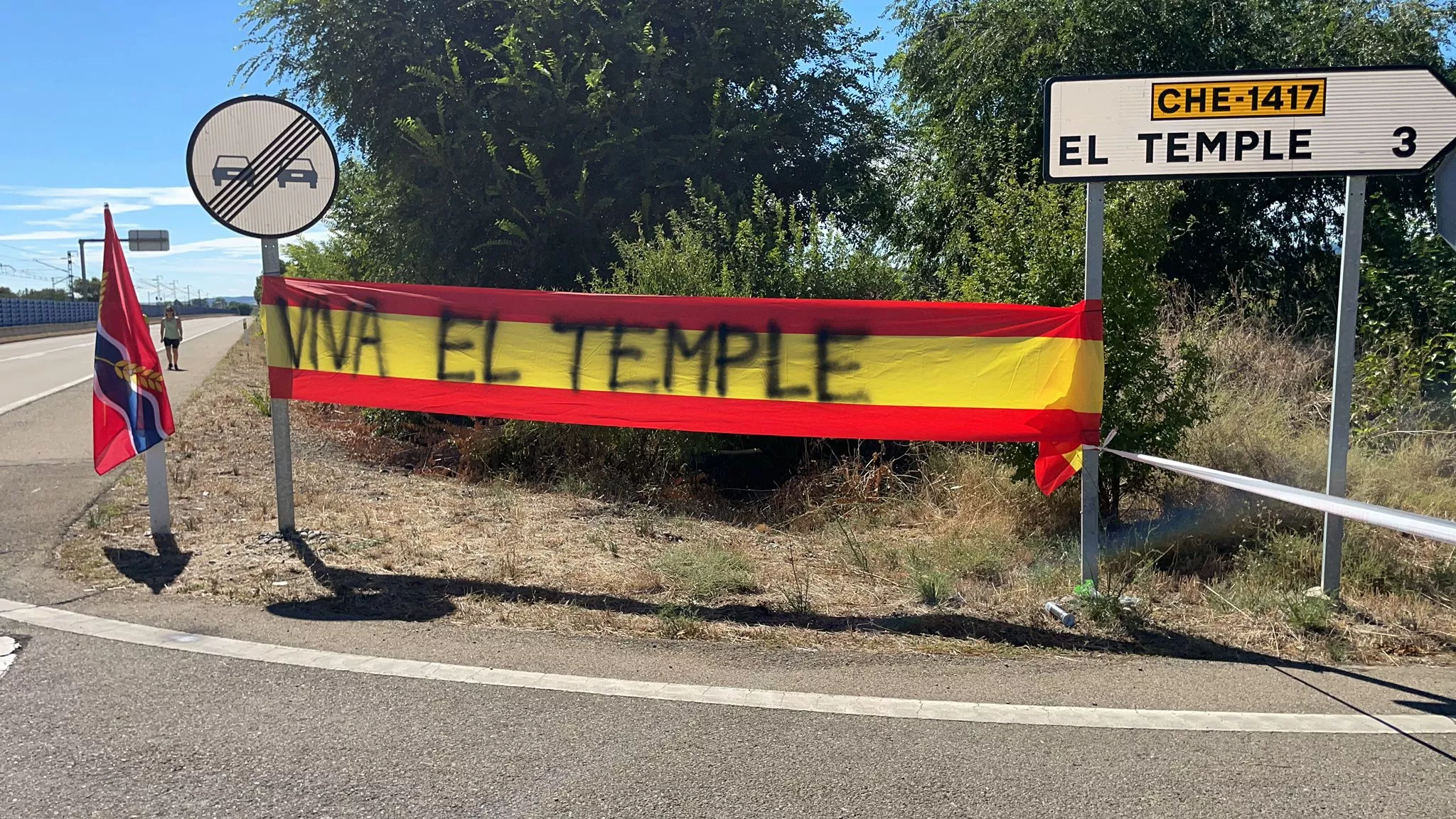 Vecinos de El Temple viendo en la carretera la etapa de la Vuelta Ciclista a España