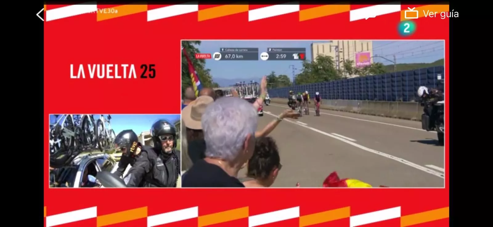 Vecinos de El Temple viendo en la carretera la etapa de la Vuelta Ciclista a España