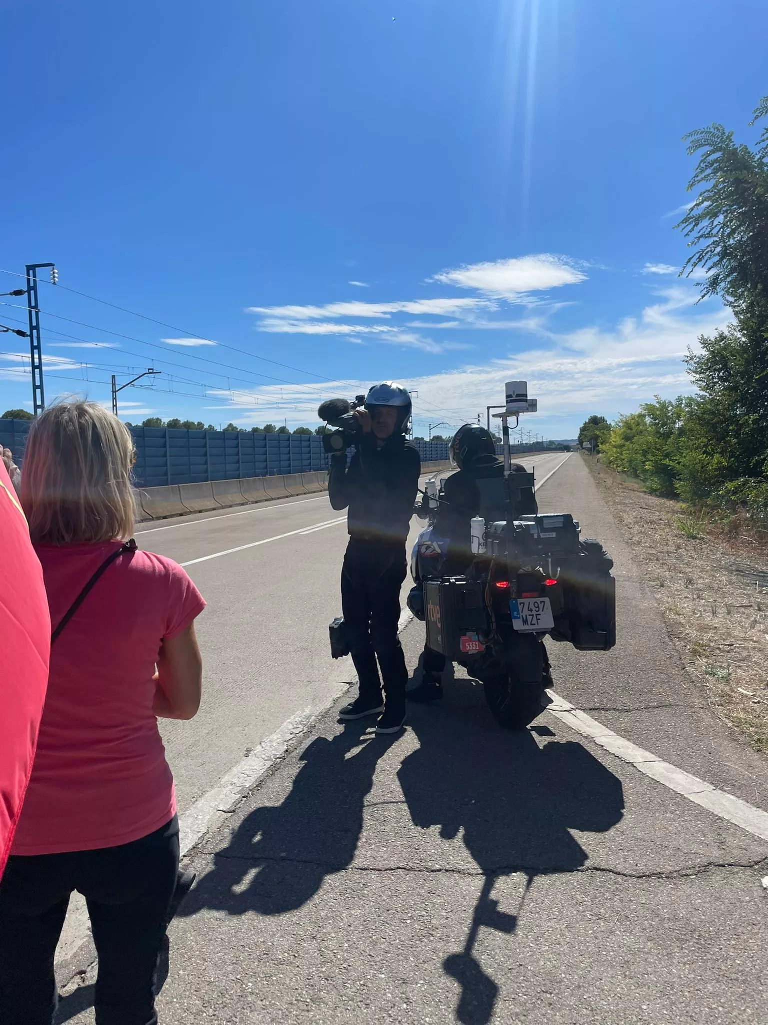 Vecinos de El Temple viendo en la carretera la etapa de la Vuelta Ciclista a España