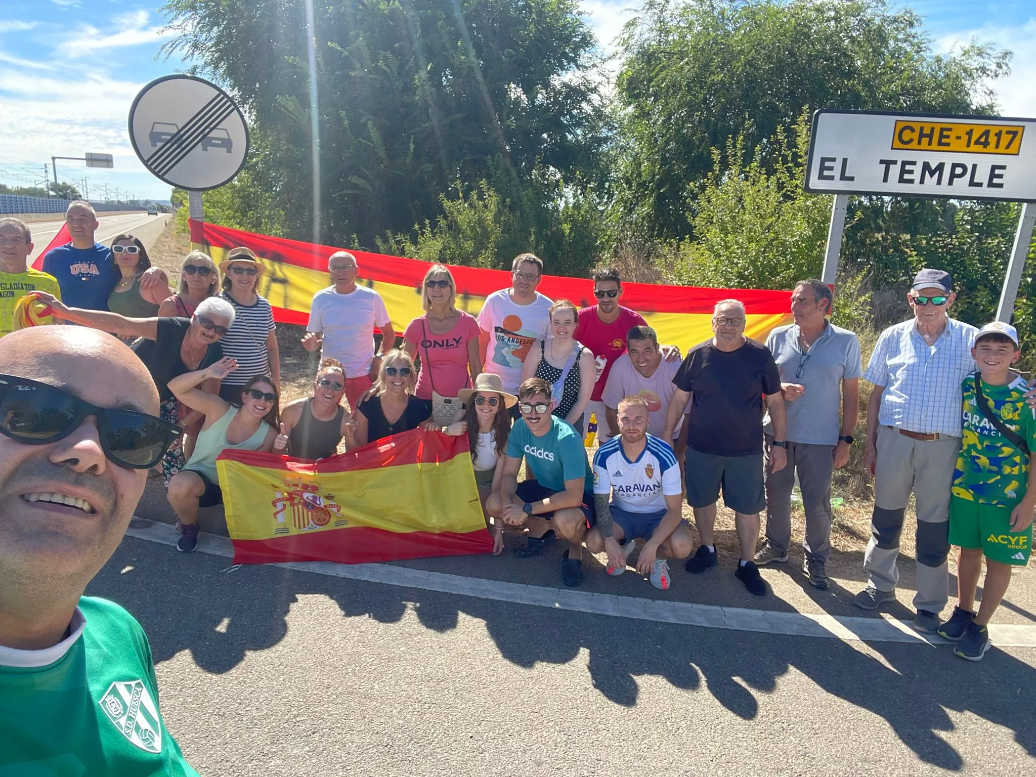 Vecinos de El Temple viendo en la carretera la etapa de la Vuelta Ciclista a España