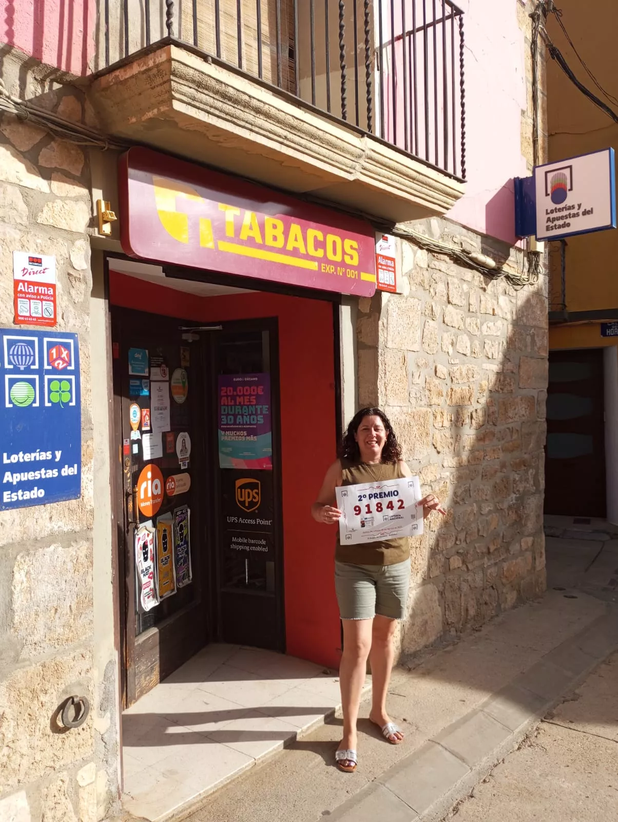 María Carmen Vallés en su estanco en Ballobar con el segundo premio de la Lotería del sábado