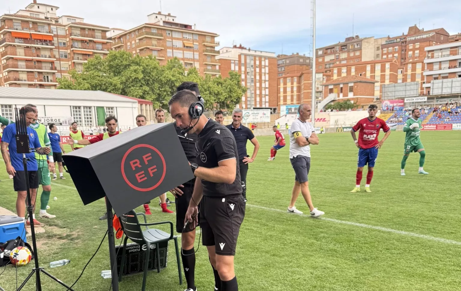 Campos Salinas, árbitro del partido entre el Teruel y el Betis Deportivo, revisa el gol de Ayman en el VAR. Foto: CD Teruel
