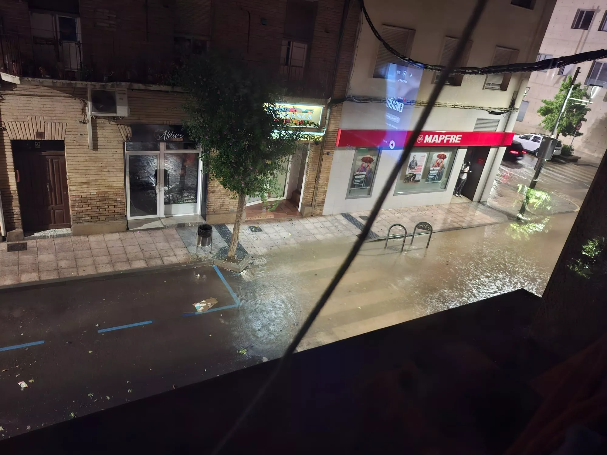 Momento del fuerte aguacero sobre Binéfar