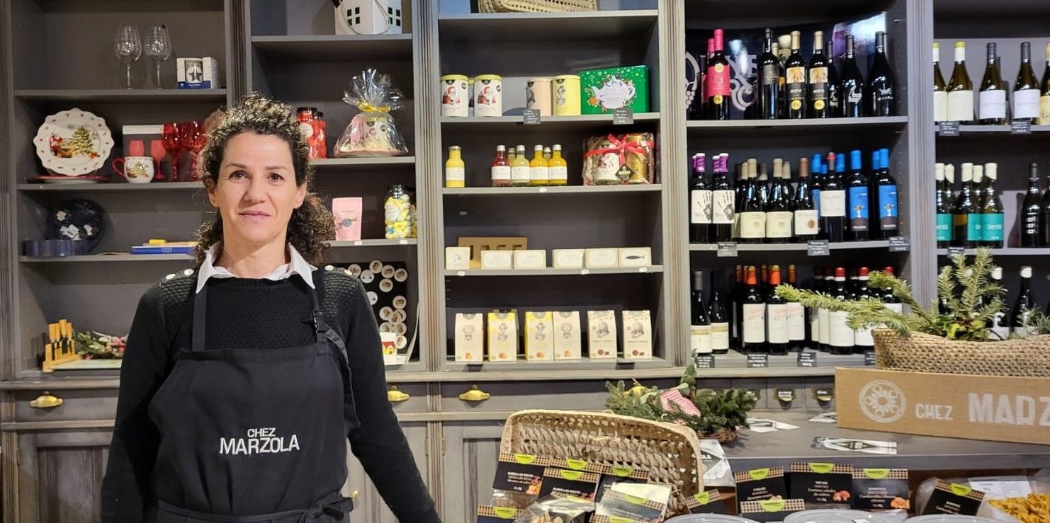 Elena Bernad Marzola en su establecimiento del Coso Bajo de Huesca.