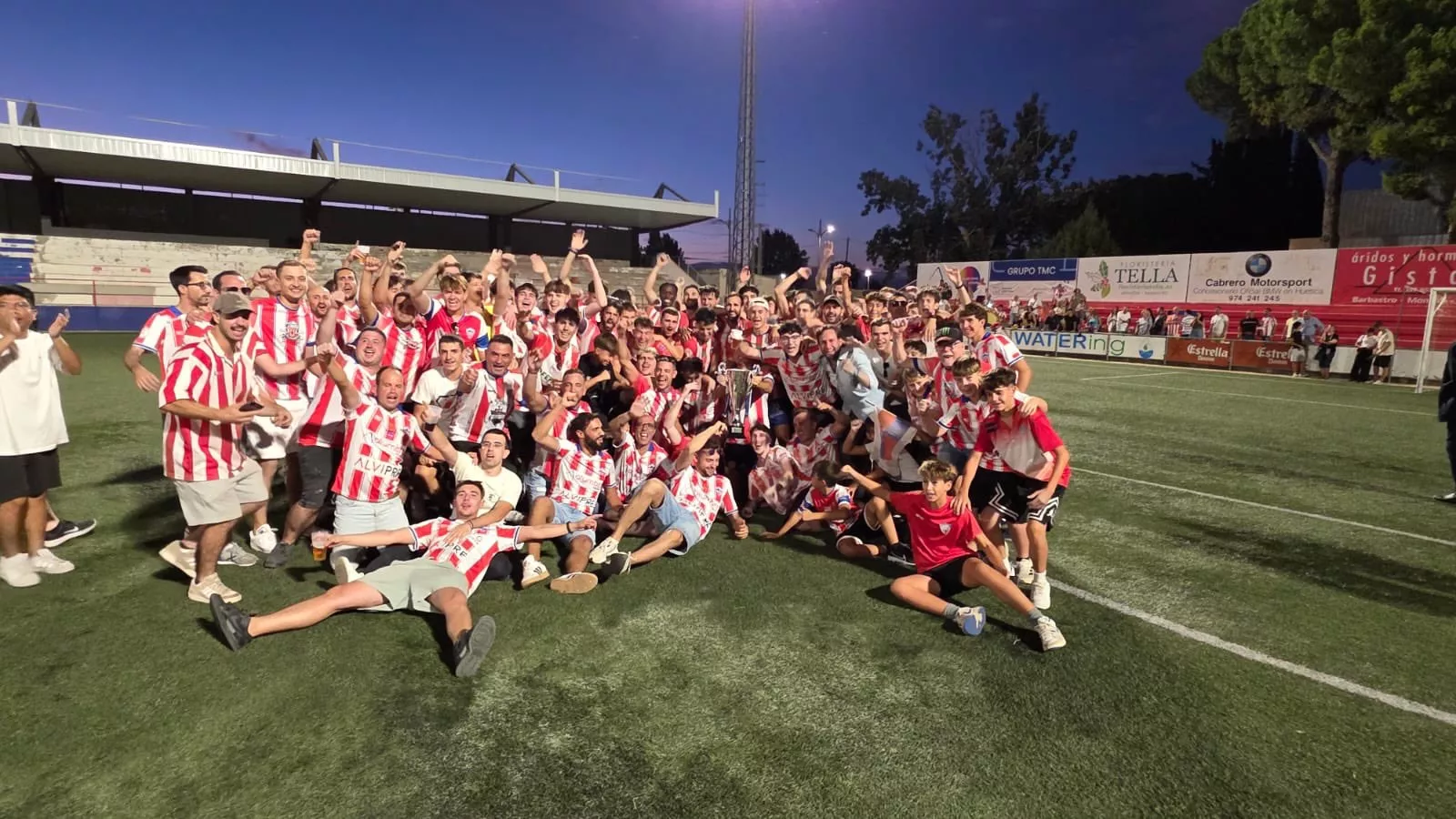 El Atlético Monzón Alumbra celebra el título de Copa Federación.