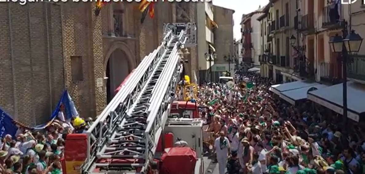 Los bomberos han ayudado a la colocación de la pañoleta