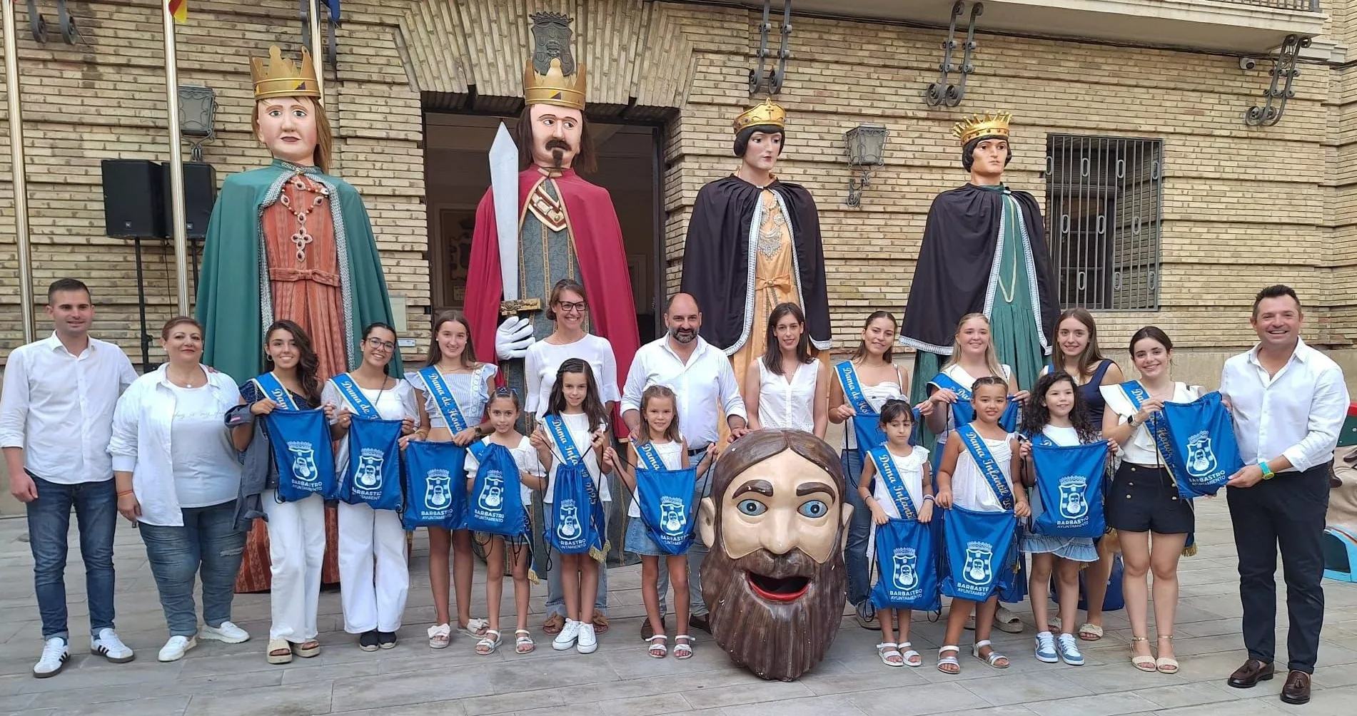 Acto de entrega de la pañoleta "Mis primeras fiestas" de Barbastro.