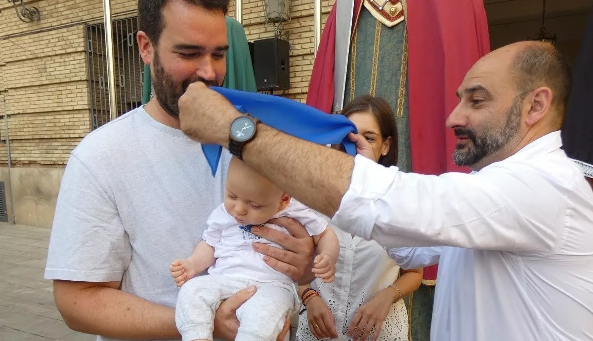 Acto de entrega de la pañoleta "Mis primeras fiestas" de Barbastro.