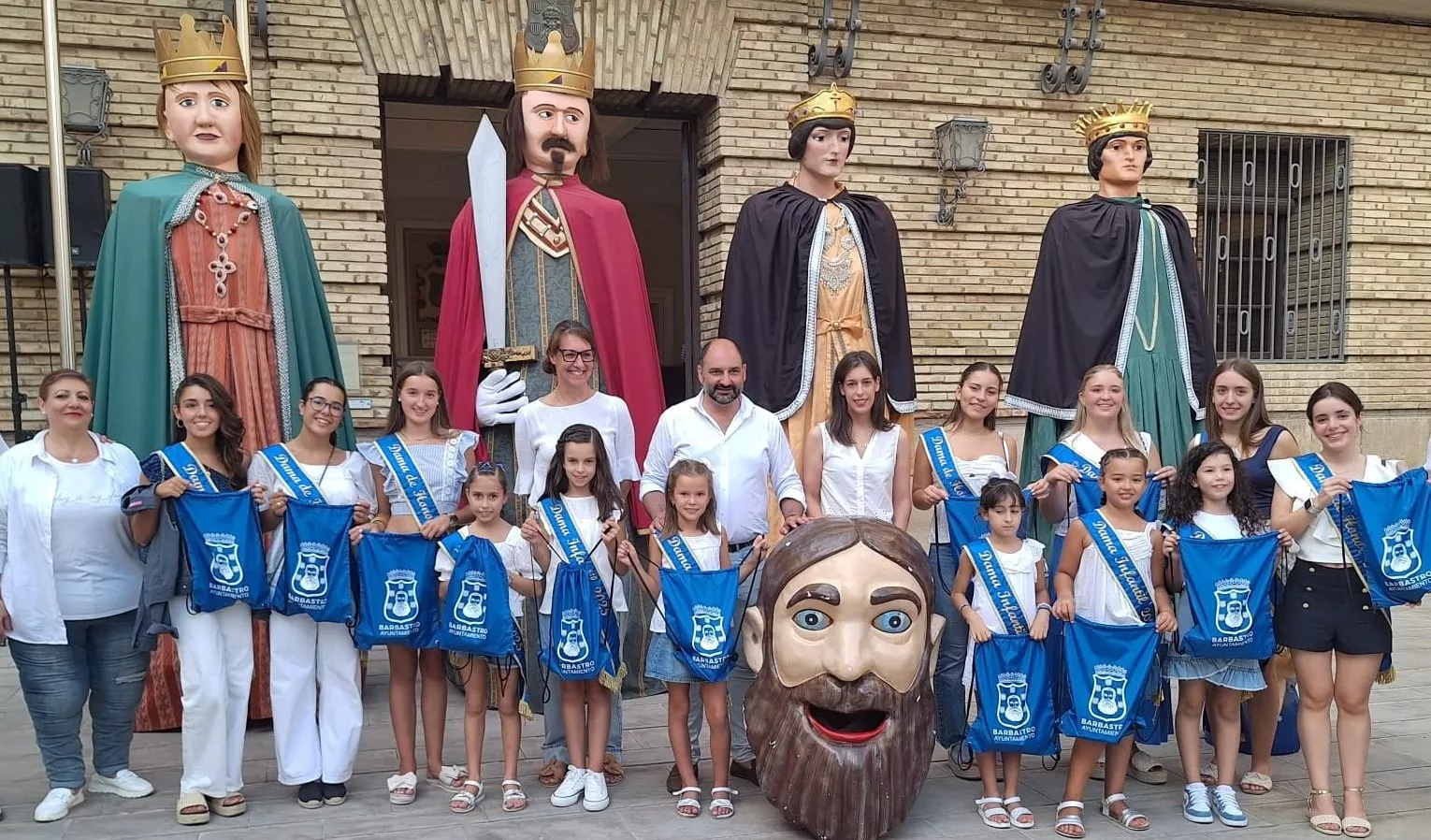 Acto de entrega de la pañoleta "Mis primeras fiestas" de Barbastro.