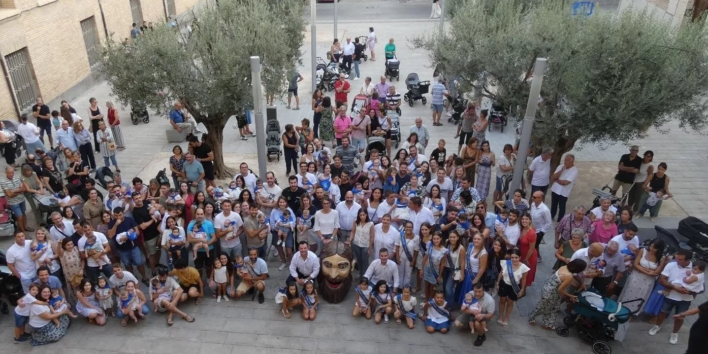 Acto de entrega de la pañoleta "Mis primeras fiestas" de Barbastro.