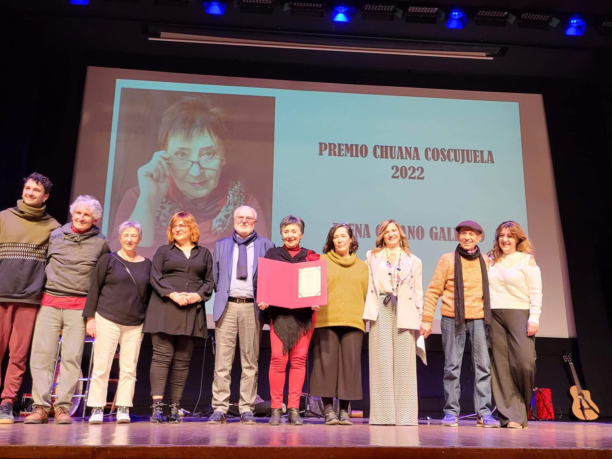 Elena Gusano, en el centro tras recibir el galardón, en el acto celebrado en el Palacio de Congresos de Jaca.