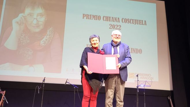 Elena Gusano recibe el premio de José Ignacio López Susín.
