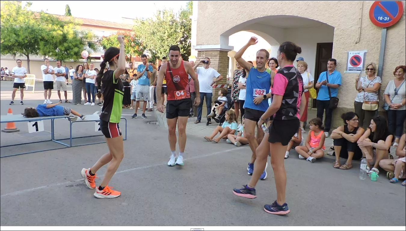 Sariñena. Carrera absoluta. Vencedores locales y absolutos bailando la Jota de los pollos