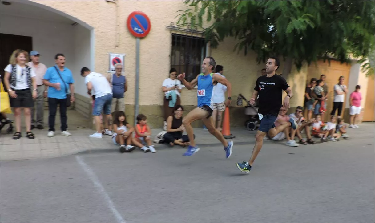 Sariñena. Carrera absoluta. El local Darío Villellas ganando una prima a Julio Abizanda, de Santalecina