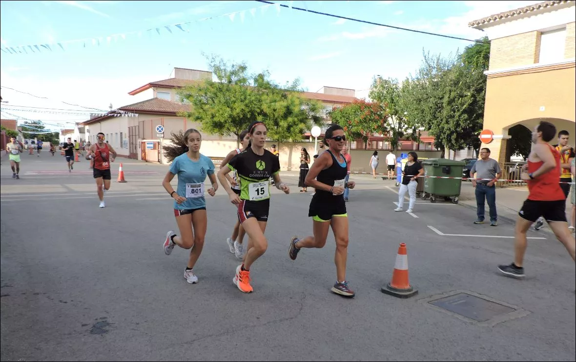 Sariñena. Carrera absoluta. David Ezquerra doblando al grupo de cabeza femenino