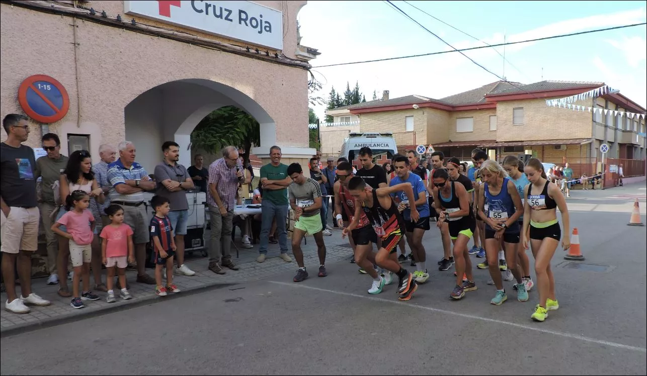 Sariñena. Carrera absoluta. José Antonio Adell dando la salida