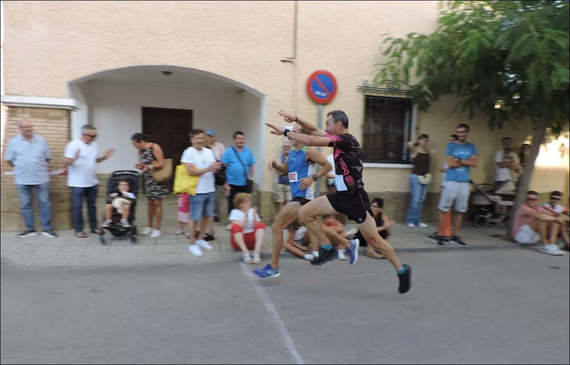 Sariñena. Carrera absoluta. Alberto Casas volando para intentar ganar una prima a Darío Villellas