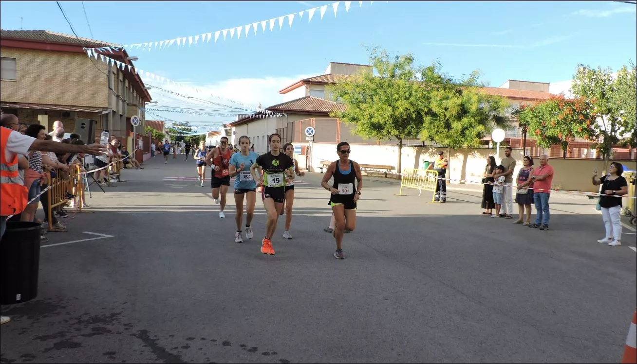Sariñena. Carrera absoluta. David Ezquerra doblando, nuevamente, al grupo de cabeza femenino