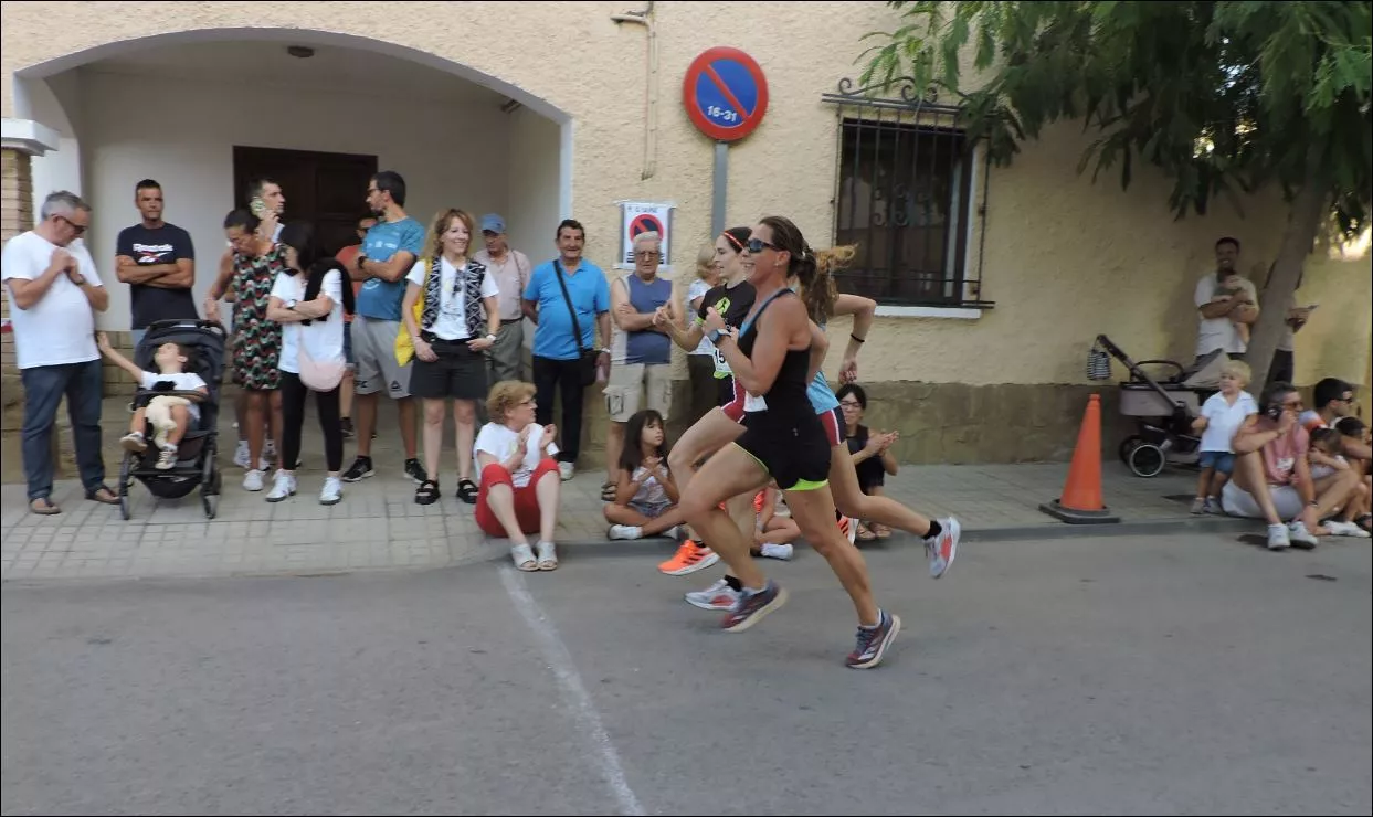 Sariñena. Carrera absoluta. Disputa de una prima entre Anibuero, Verónica Escartín y Blanca López