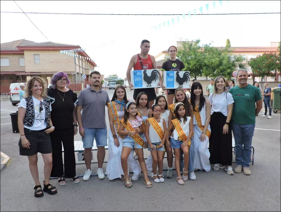 21 Sariñena. Vencedores absolutos con concejales, mairalesas y Silvia, de la Asociación Neublastoma por Leire