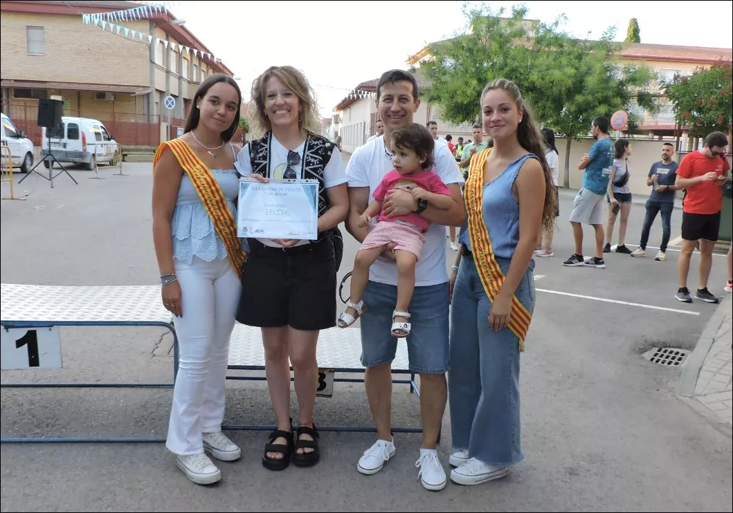 22 Sariñena. Silvia y David, de la Asociación neuroblastoma por Leire, reciben el cheque de 1.500 euros