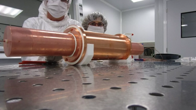 investigadores de anais 112 en la sala blanca del lsc montando los detectores en 2017