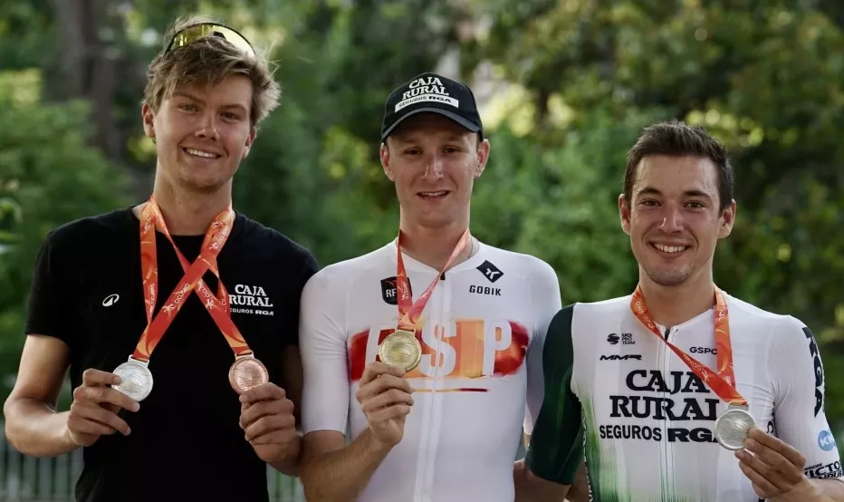 Barceló, a la derecha, junto a sus compañeros del Caja Rural en Granada. Foto: Caja Rural-Seguros RGA