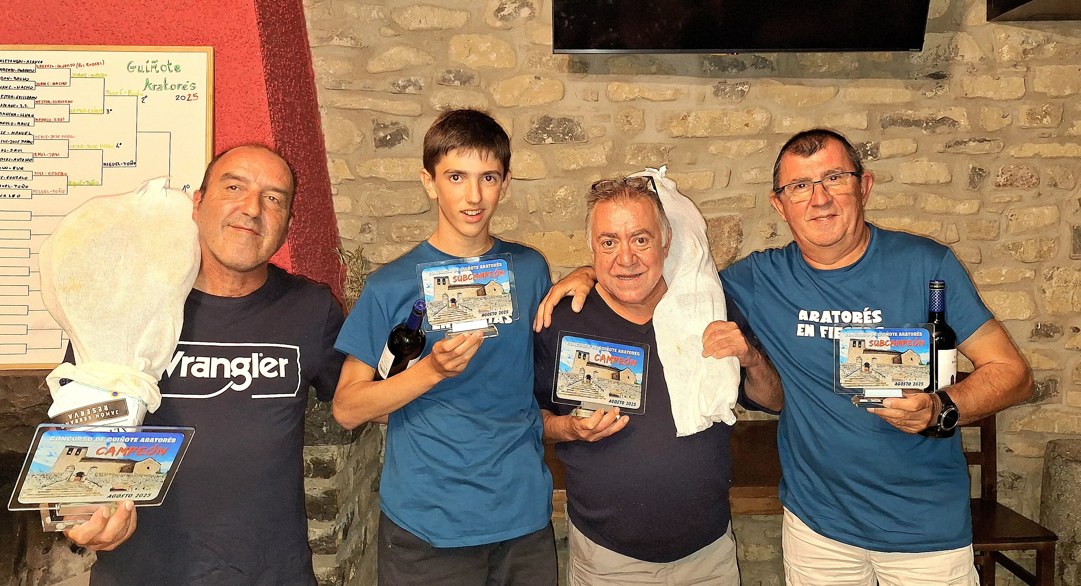 Campeones y subcampeones del guiñote en las fiestas de Aratorés.