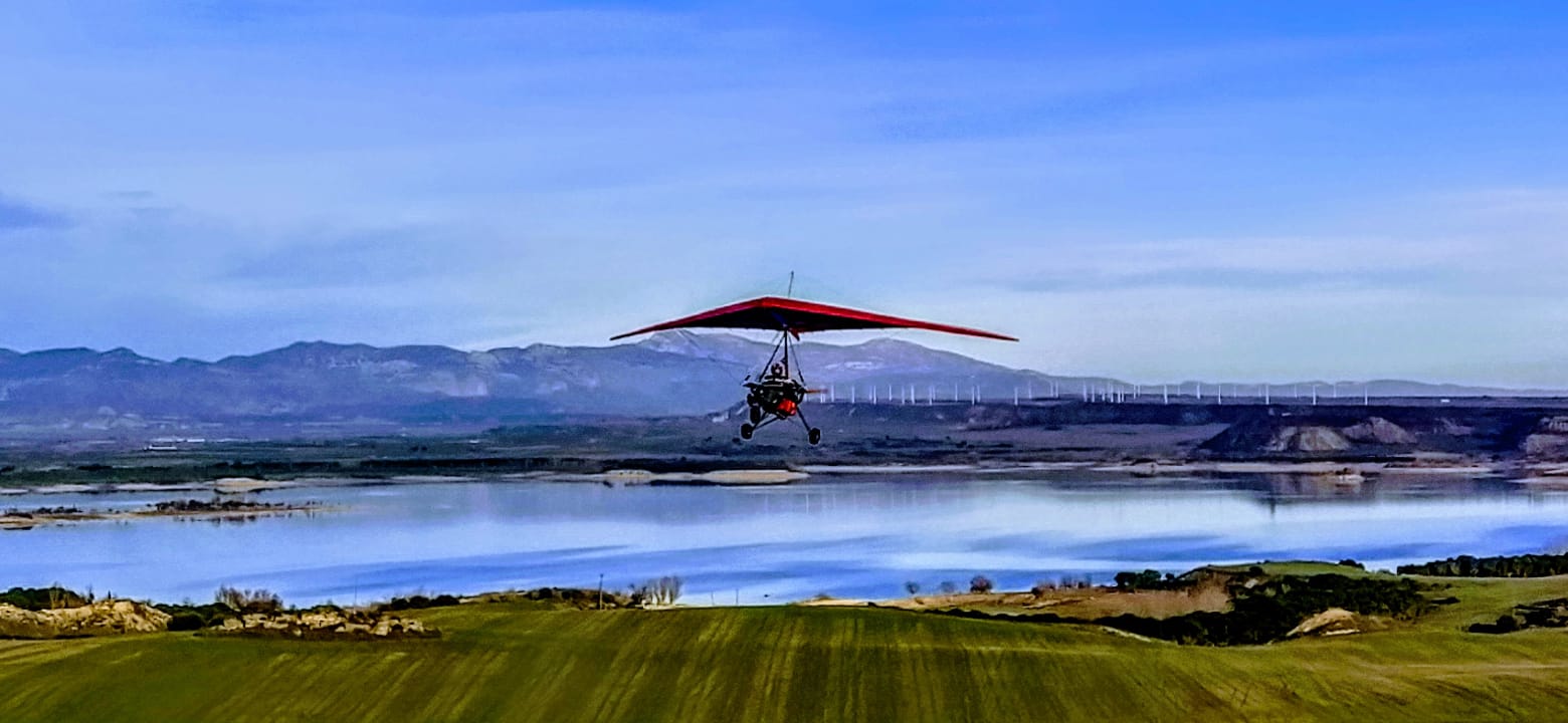 Ala delta a motor sobre el embalse de La Sotonera. Foto Joaquín Santafé