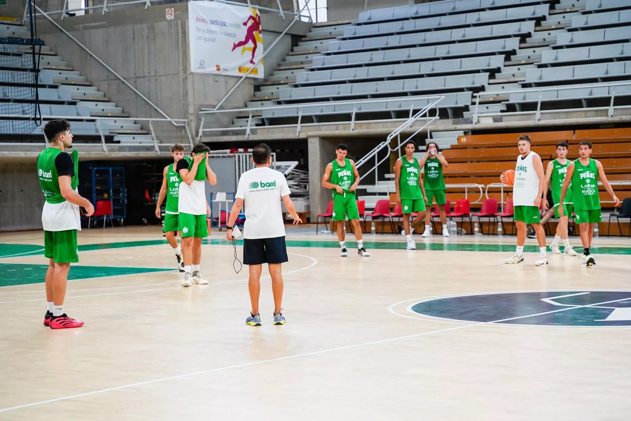 Rafa Sanz dirige un entrenamiento de Lobe Huesca.