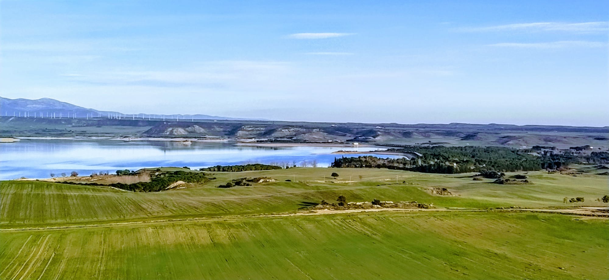 Ala delta a motor sobre el embalse de La Sotonera. Foto Joaquín Santafé 