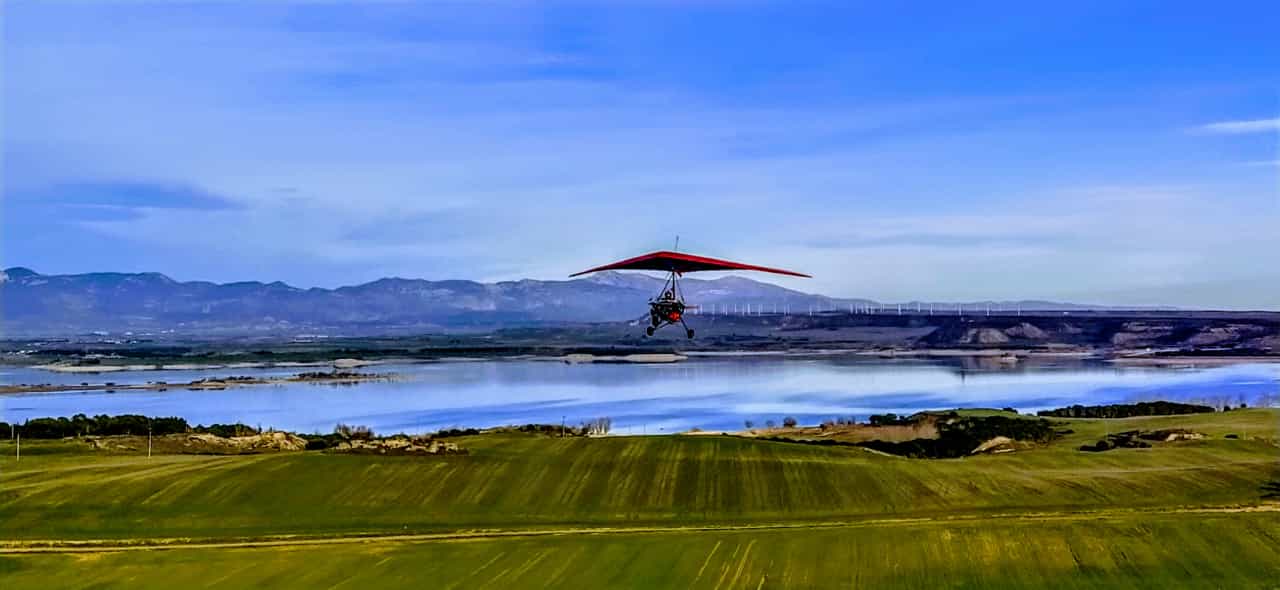 Ala delta a motor sobre el embalse de La Sotonera. Foto Joaquín Santafé 