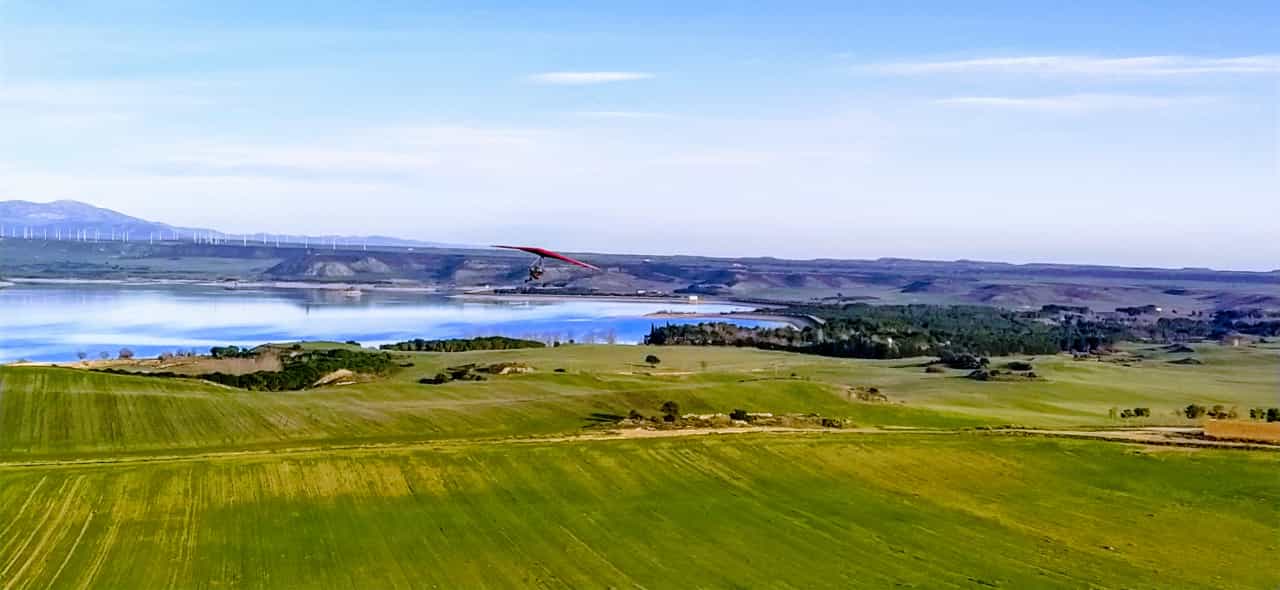 Ala delta a motor sobre el embalse de La Sotonera. Foto Joaquín Santafé 