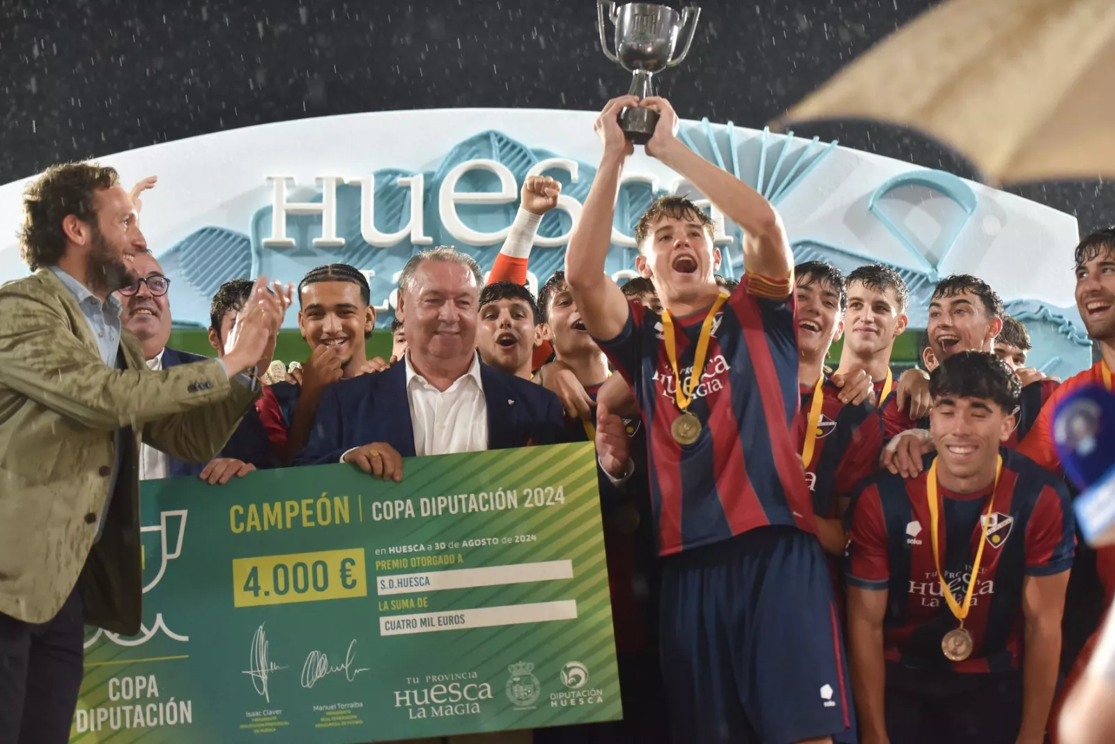 Agustín Lasaosa, presidente del Huesca, junto con el capitán del filial, el año pasado en la final de la Copa DPH.