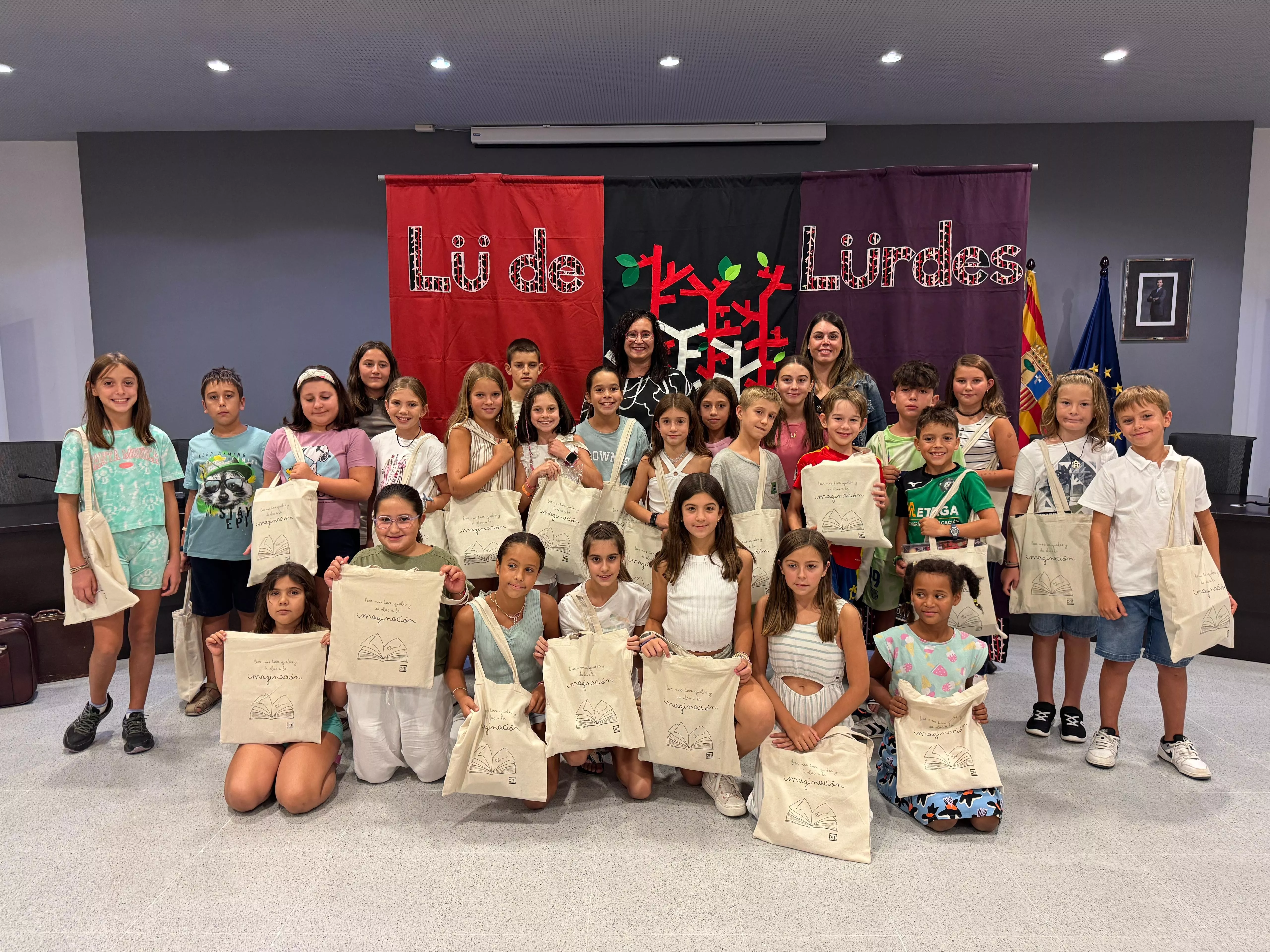 Los niños lectores y Lu de Lürdes en la entrega de los premios en Binéfar
