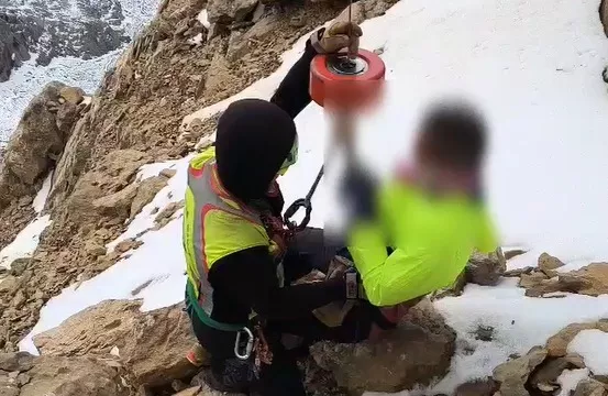Imagen del rescate del montañero ileso en el pico Gabietos.