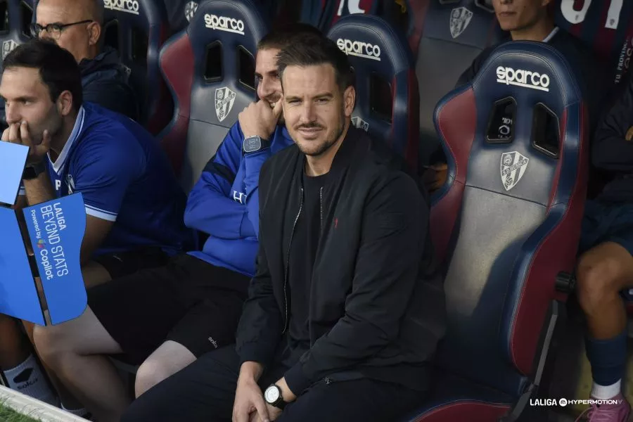 Sergi Guilló, en el banquillo del Huesca en El Alcoraz. Paren la capoladora Sergi Guilló, en el banquillo del Huesca en El Alcoraz. Paren la capoladora