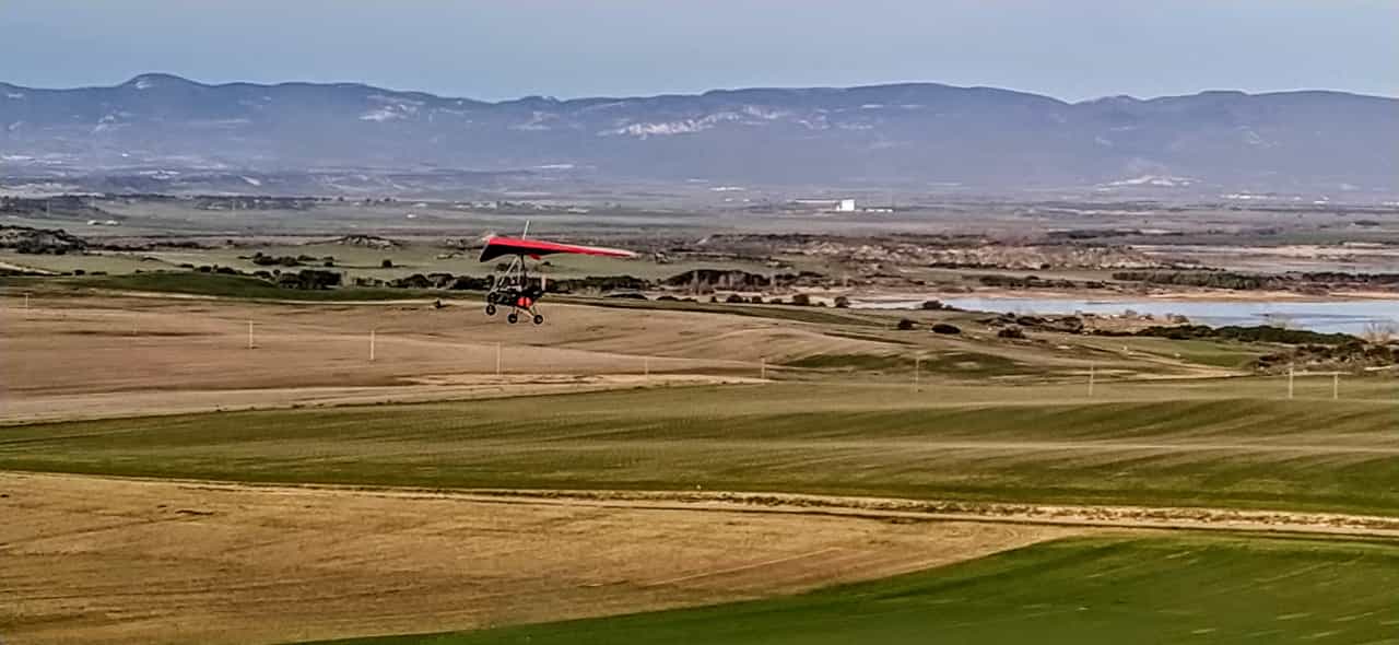 Ala delta a motor sobre el embalse de La Sotonera. Foto Joaquín Santafé 