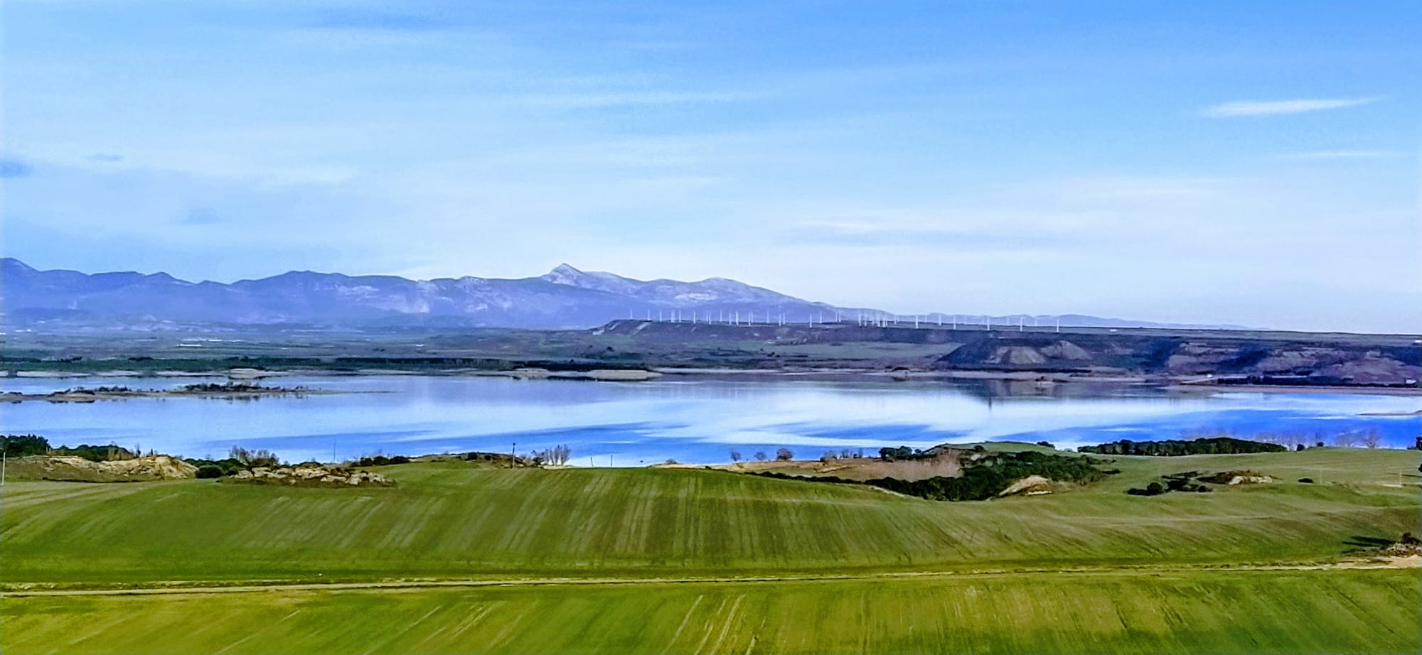 Ala delta a motor sobre el embalse de La Sotonera. Foto Joaquín Santafé 