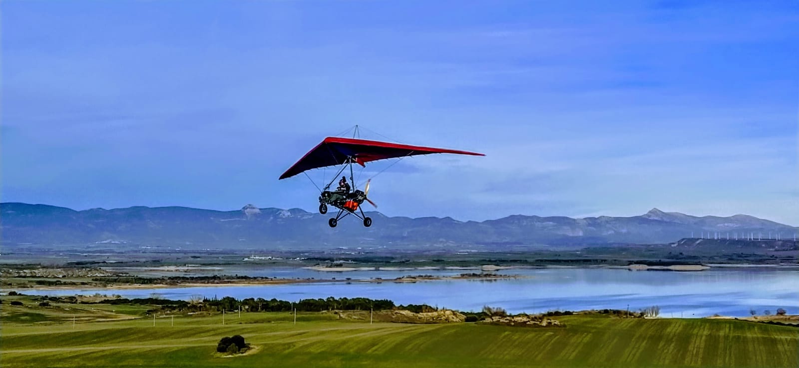 Ala delta a motor sobre el embalse de La Sotonera. Foto Joaquín Santafé 