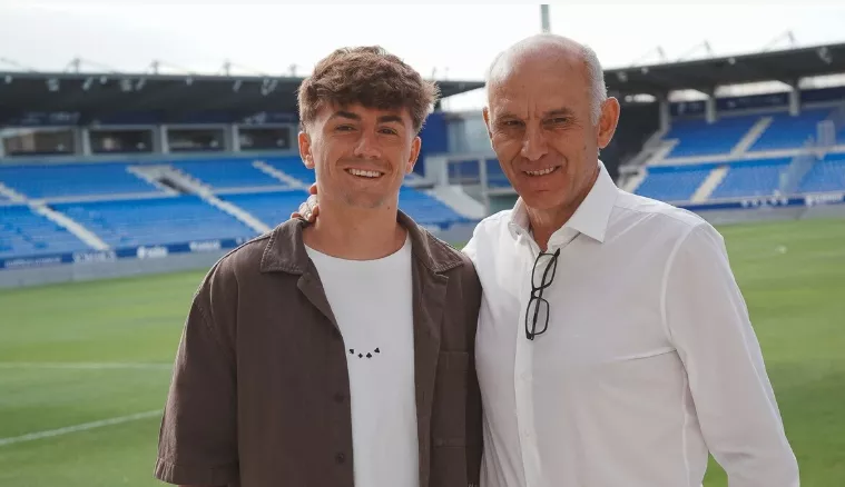 Manu Rico junto a Ángel Martín González, directo deportivo del Huesca. Foto: SD Huesca