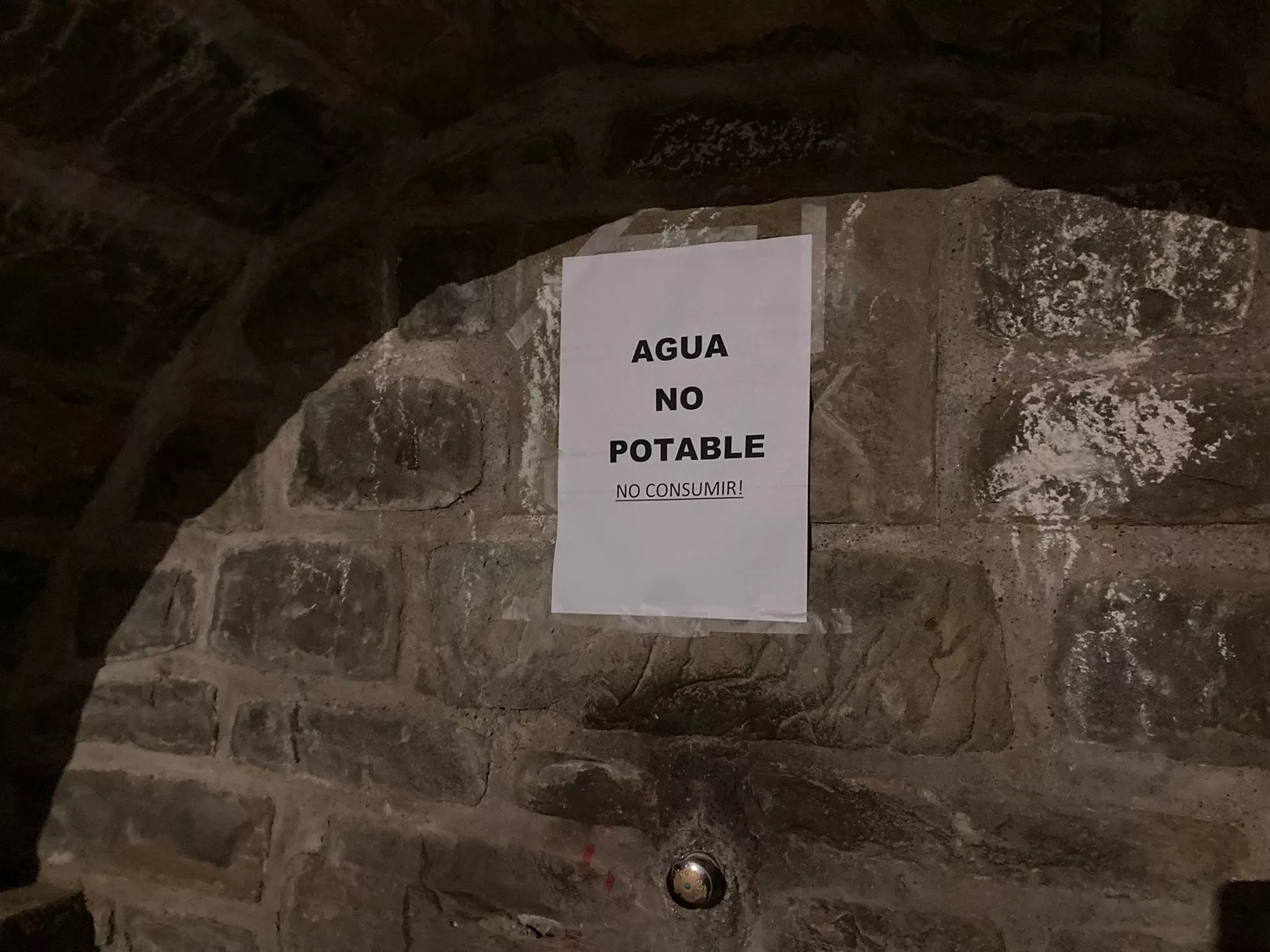 Aviso junto a la fuente en Arguis con la advertencia de no consumir el agua al no ser potable Aviso junto a la fuente en Arguis con la advertencia de no consumir el agua al no ser potable