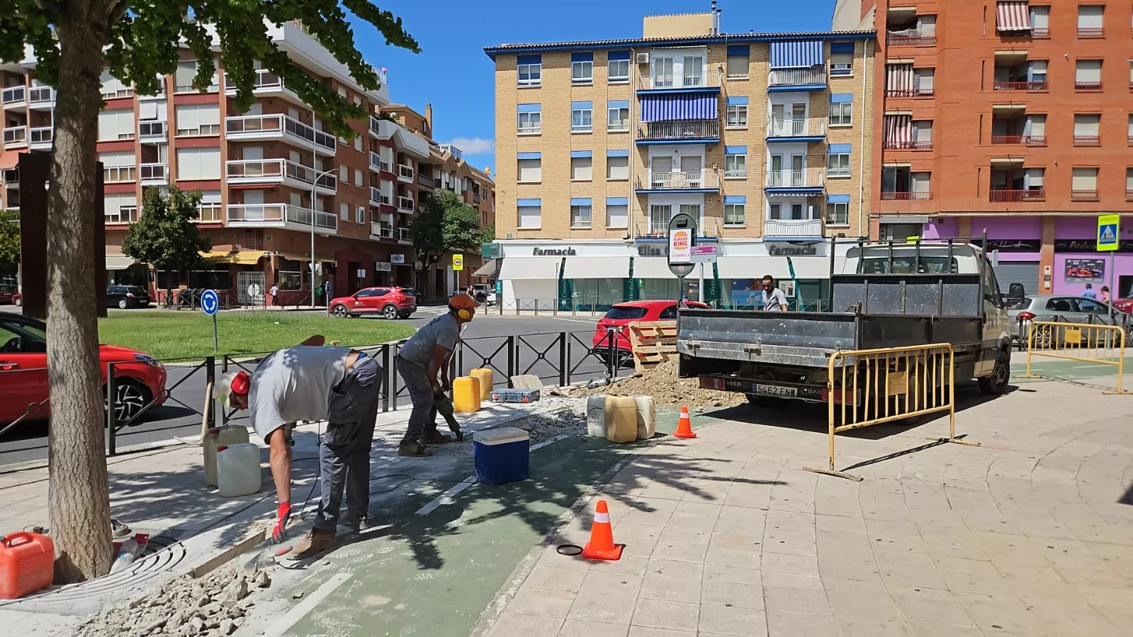 Colocación del panel LED en la confluencia de Avenida Monegros con Danzantes de Huesca
